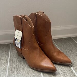 Universal Thread boots size 9